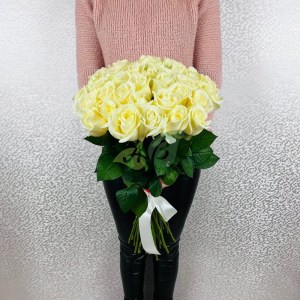 Небольшой букет из 35 белых роз